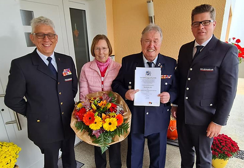 Verbandsvorsitzender Thomas Schmidt und Abteilungsleiter Roland Schmidt zeichneten Manfred Lotz heute mit dem Ehrenzeichen des Kreisfeuerwehrverbandes in Gold aus.