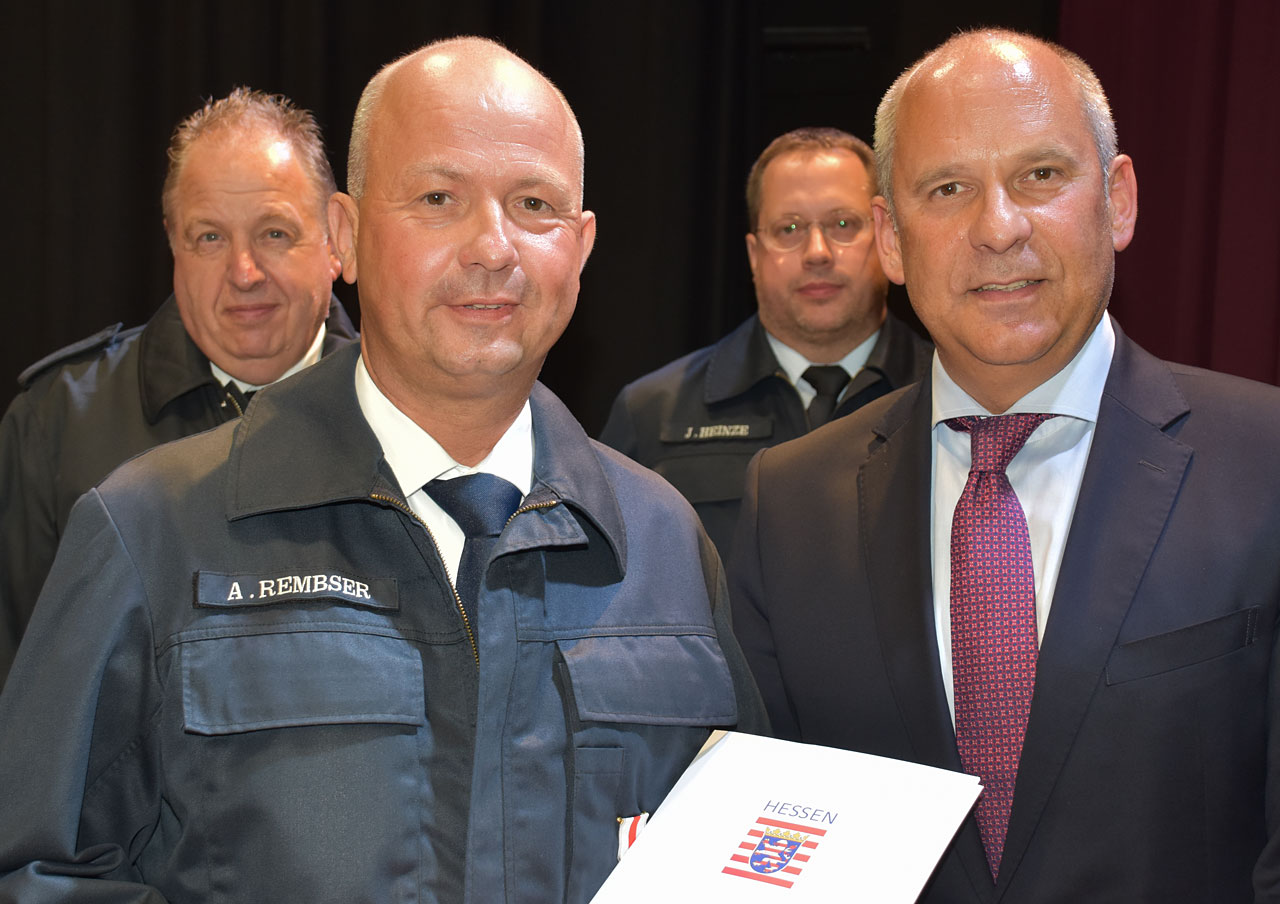 Der ausgezeichnete Alexander Rembser (links) und der Hessische Justizminister Prof. Dr. Poseck, hinten Kreisbrandinspektor Georg Hauch (links) und Laudator Jochen Heinze.