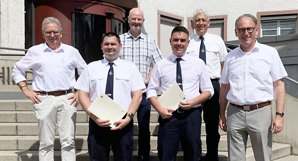 Ernennung zu Kreisbrandmeistern (von links): Erster Kreisbeigeordneter Jörg Sauer, Jan Müller, Stephan Steger von der Kreisverwaltung, Frederik Stahl, Thomas Schmidt von der Kreisverwaltung und Landrat Michael Köberle.