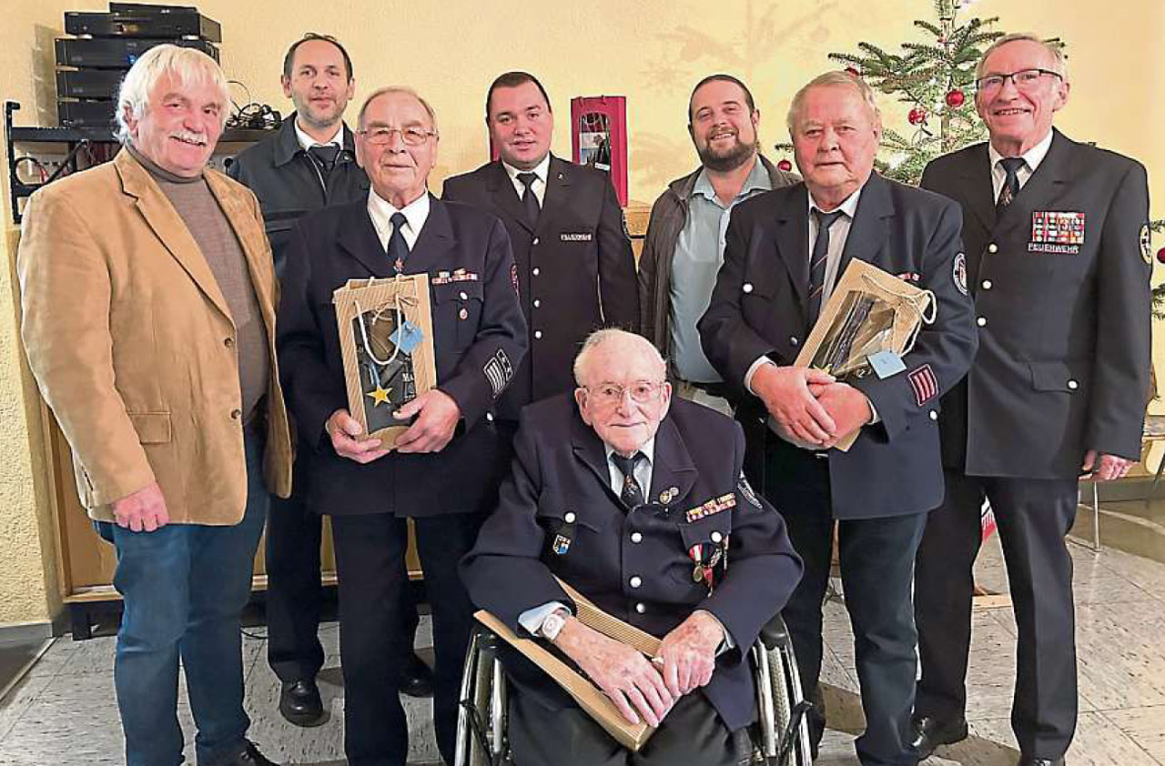 Hans Arnold (vorne, sitzend), Richard Grün (Dritter von links) und Toni Braun (Zweiter von rechts) waren die ältesten Führungskräfte, die beim Treffen in Eschenau ausgezeichnet wurden