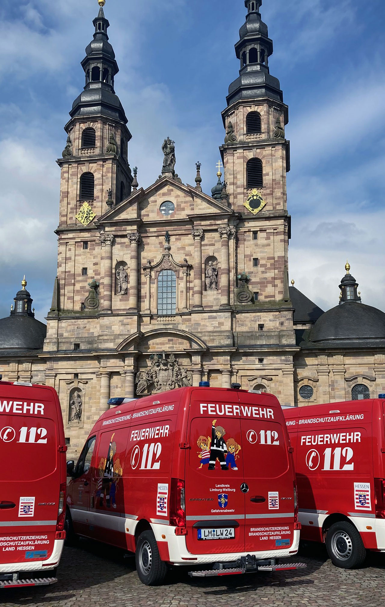  Innenminister Poseck übergibt in Fulda 27 neue Gerätewagen für Brandschutzerziehung und -aufklärung