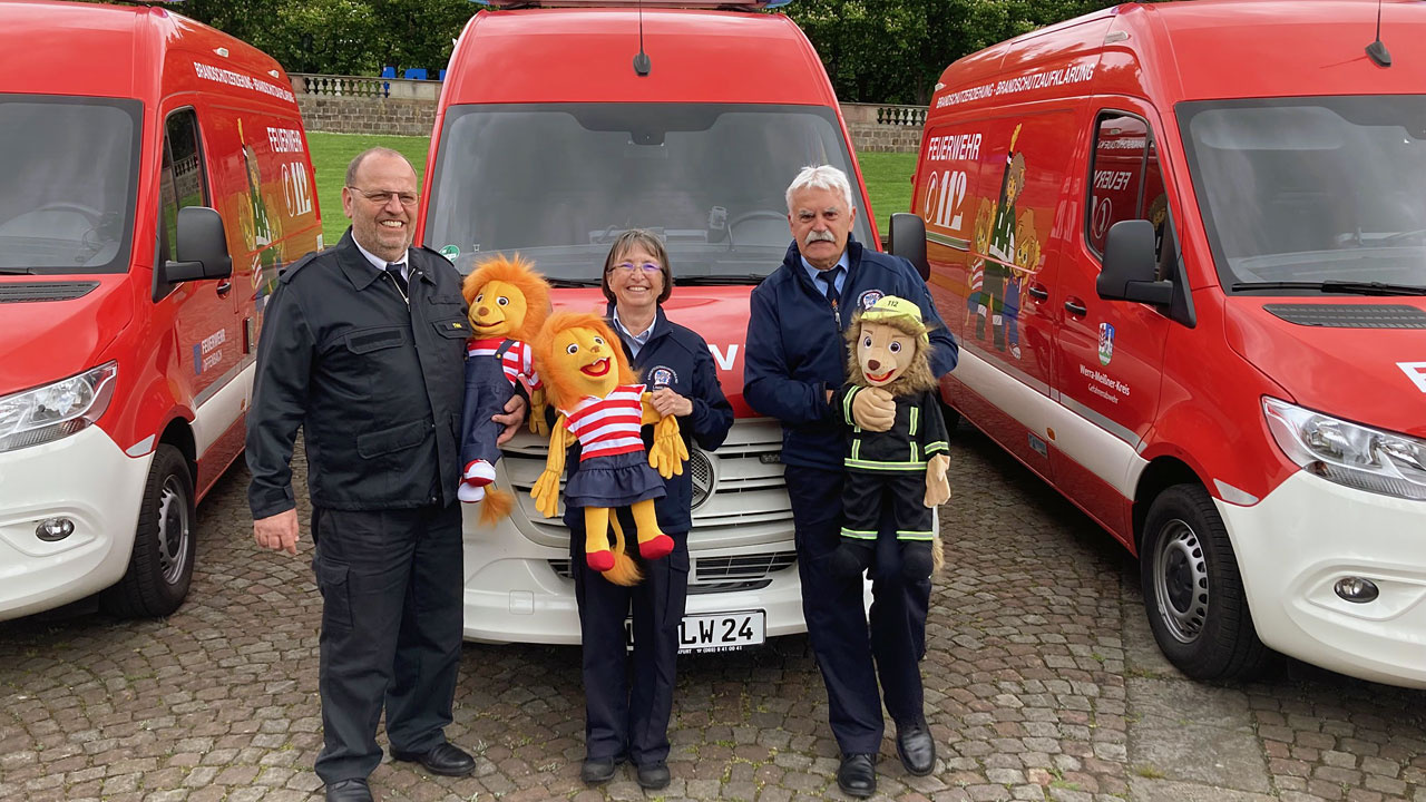  Innenminister Poseck übergibt in Fulda 27 neue Gerätewagen für Brandschutzerziehung und -aufklärung