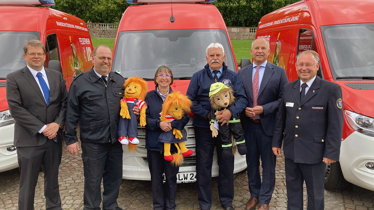  Innenminister Poseck übergibt in Fulda 27 neue Gerätewagen für Brandschutzerziehung und -aufklärung