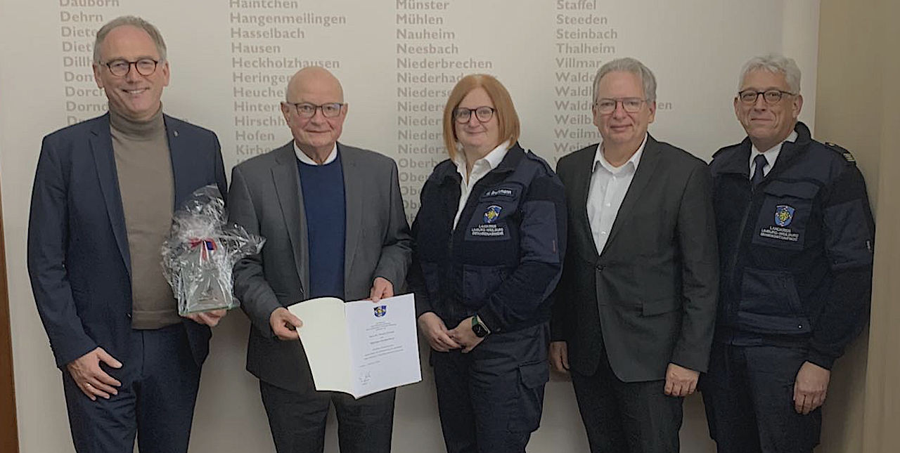 Übergabe der Urkunde zum Dienstjubiläum (von links): Landrat Michael Köberle, Dr. Thomas Schmitt, Michaela Brockmann, Erster Kreisbeigeordneter Jörg Sauer und Thomas Schmidt. Foto: Landkreis Limburg-Weilburg