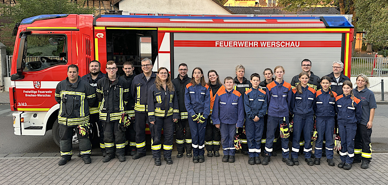 Jugendfeuerwehr und Einsatzabteilung üben gemeinsam am DGH Werschau