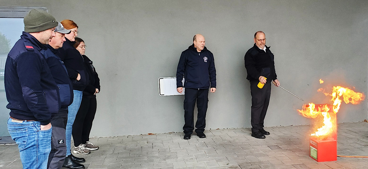 Seminar Gerätewagen Brandschutzerziehung, Modellhäuser-Anhänger und Feuerlöschtrainer-Einweisung