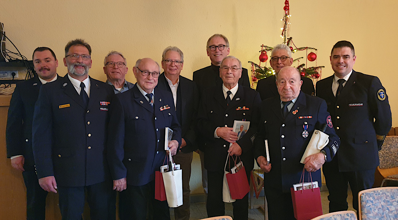 Die drei ältesten Teilnehmer des Veteranentreffens werden gewürdigt und mit Präsenten bedacht - Bild: BR-KFV