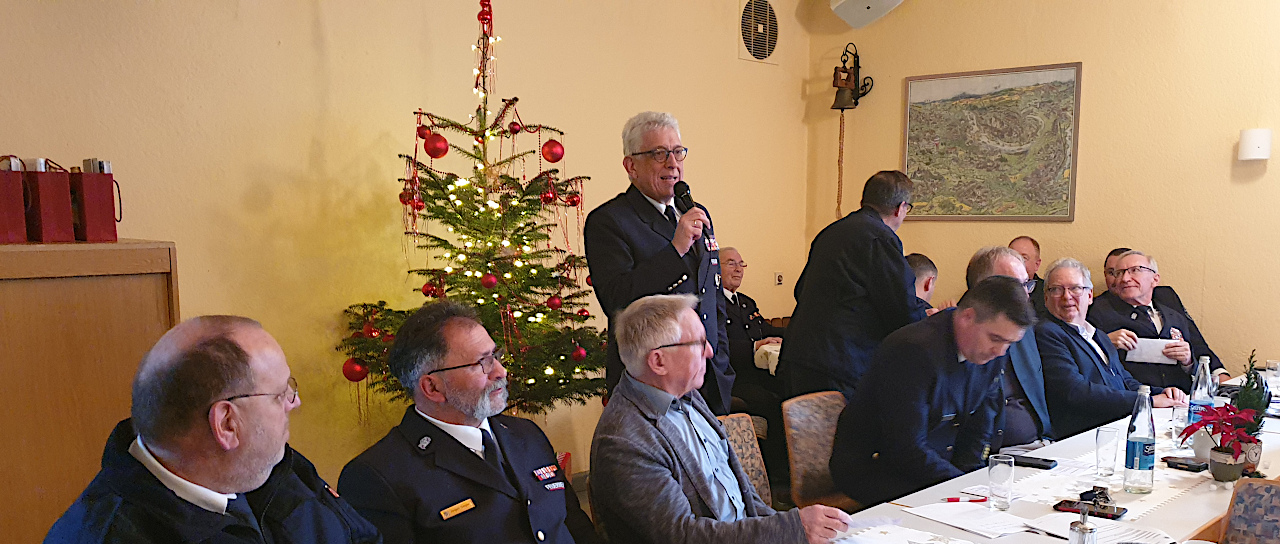 Der Vebandsvorsitzende Thomas Schmidt begrüßt die Feuerwehr-Veteranen - Bild: BR-KFV