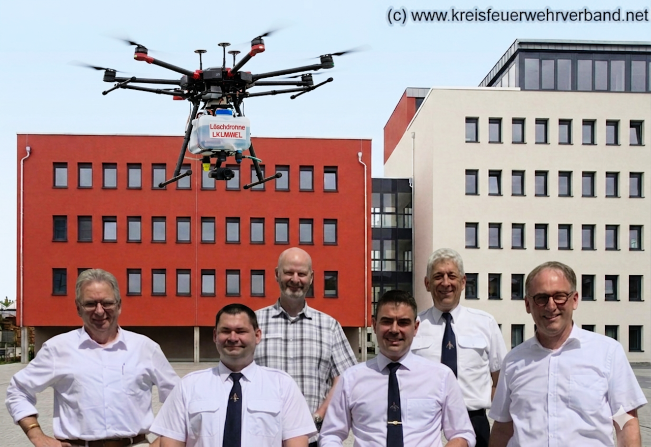 Bild v.l.n.r.: Erster Kreisbeigeordneter Jörg Sauer, Jan Müller, Stephan Steger von der Kreisverwaltung, Frederik Stahl, Thomas Schmidt von der Kreisverwaltung und Landrat Michael Köberle (erstellt mit KI Gemini)