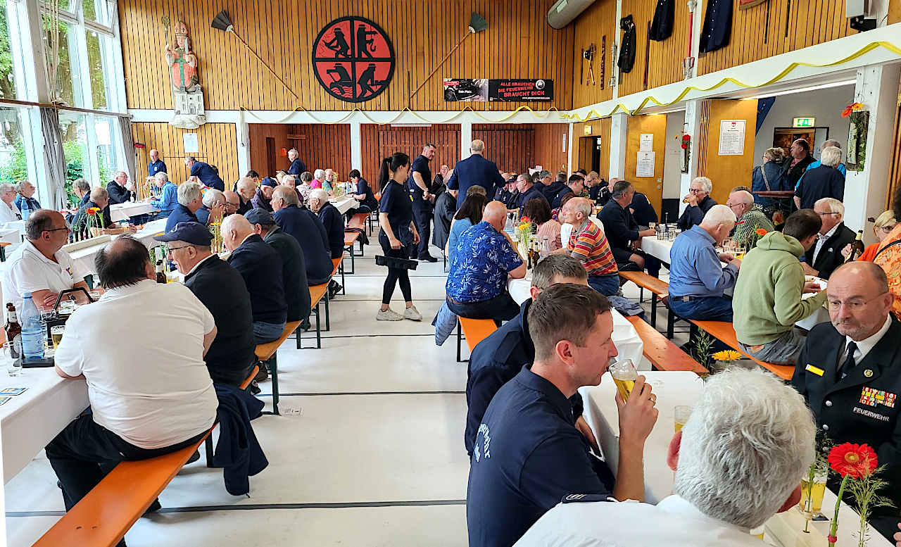Frühschoppen der Feuerwehr-Veteranen in Arfurt