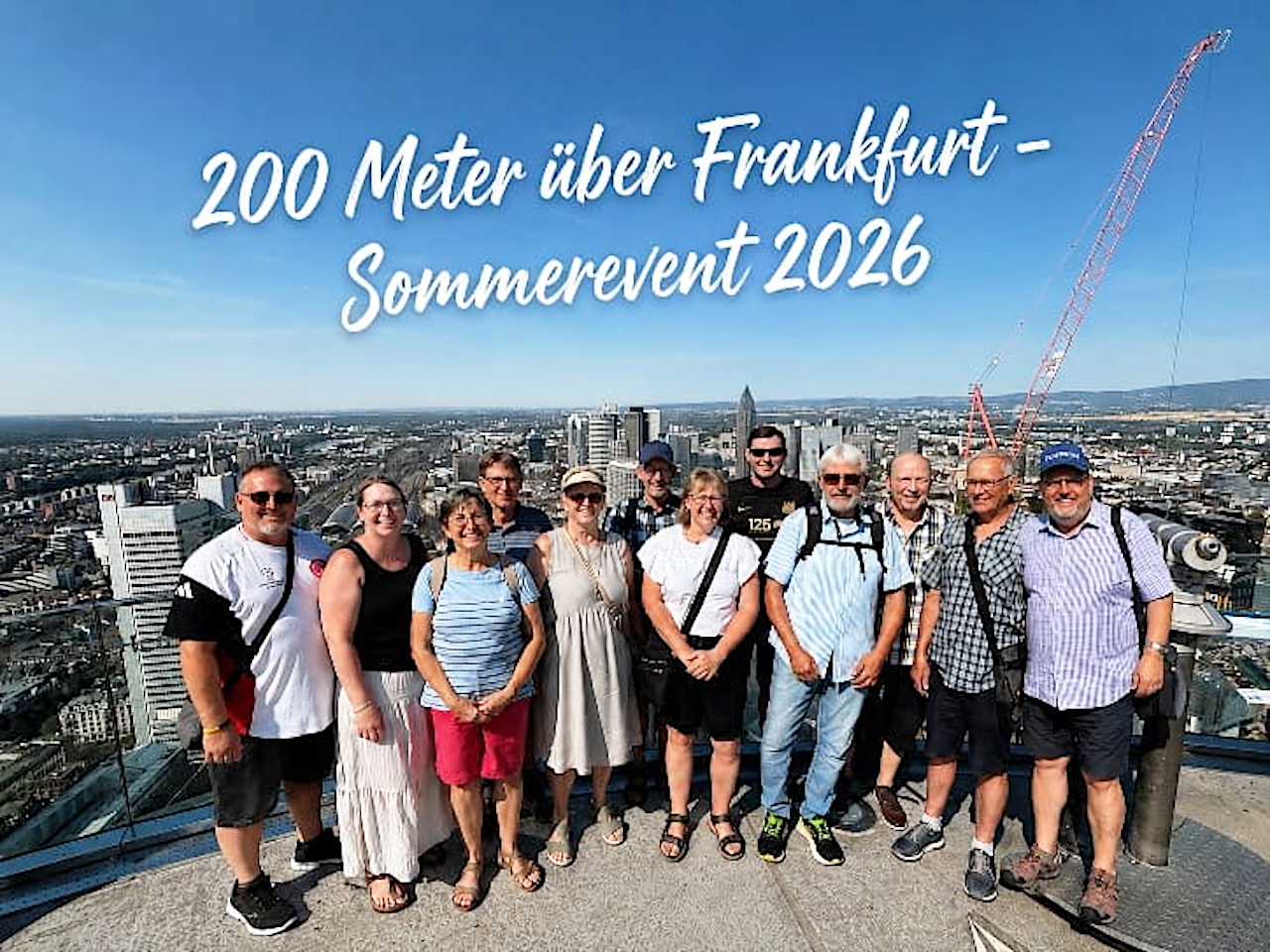 Mitglieder des Fachbereichs Brandschutzerziehung und -aufklärung mit Partner und Partnerinnen über den Dächern Frankfurts